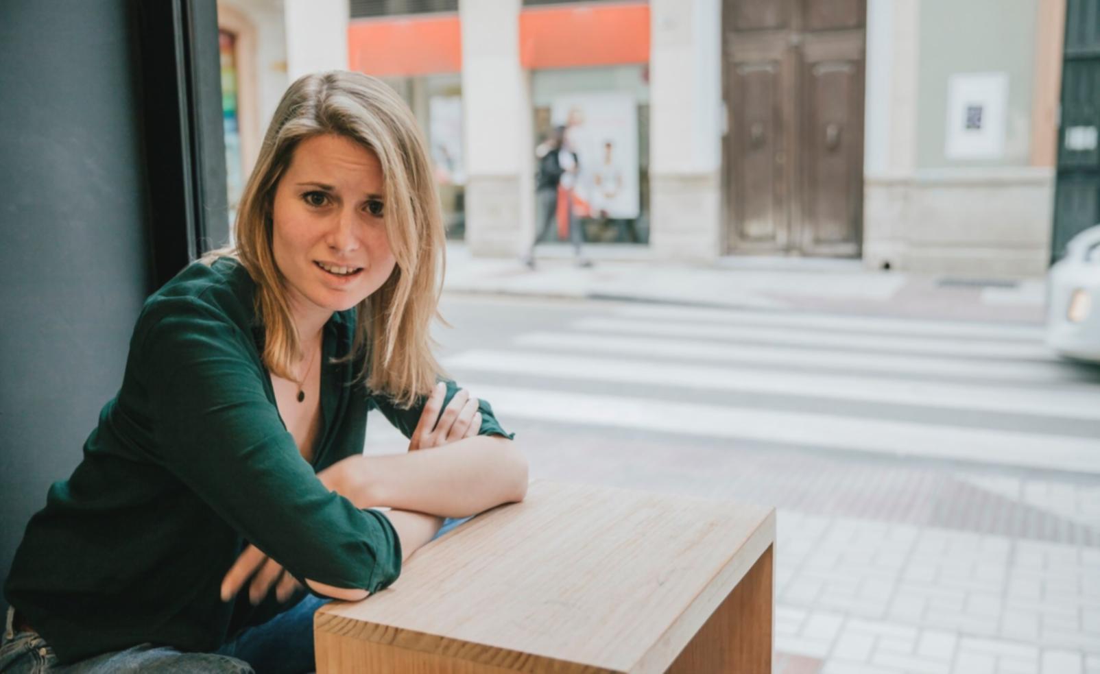 Команда аналитиков работает над финансовыми отчетами